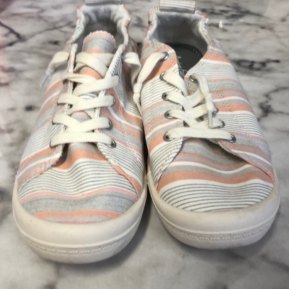 American Eagle converse style shoes